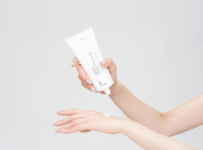 [9wishes] White Tone-Up Body Serum SPF 21 150ml - Ballagrio