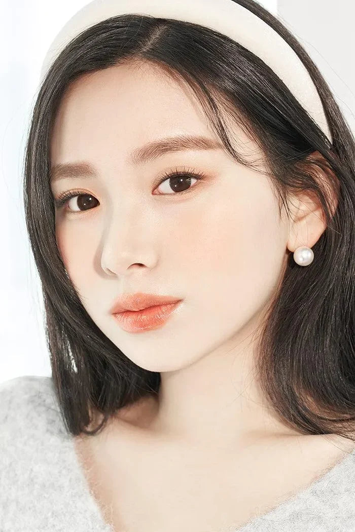 Female model wearing  Ann365 JUST MAX Choco Color Contact Lens with complementary neutral eyeshadow