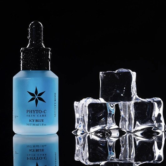 Phyto-C Icy Blue moisturizing gel bottle beside clear ice cubes
