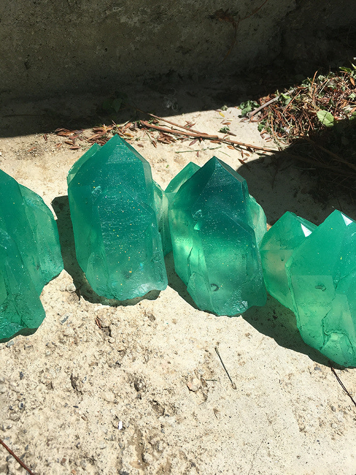 URETHANE GLOW IN THE DARK CRYSTAL- SMALL (EMERALD GREEN)